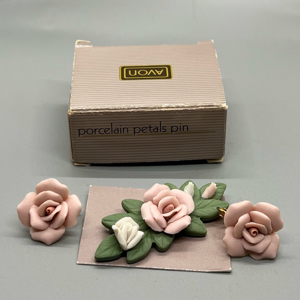 NEW| Avon vintage porcelain earrings and pin set - Picture 3 of 7